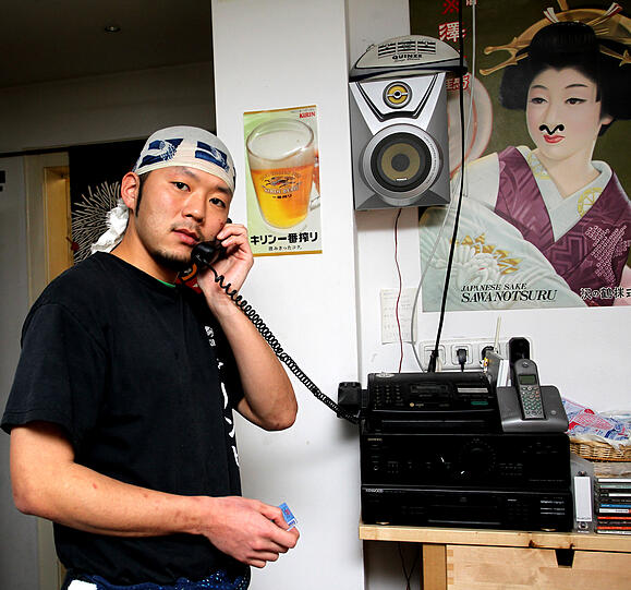 Auch Ryaichi Namiki in der
&bdquo;J-Bar&ldquo; griff sofort zum Telefon.