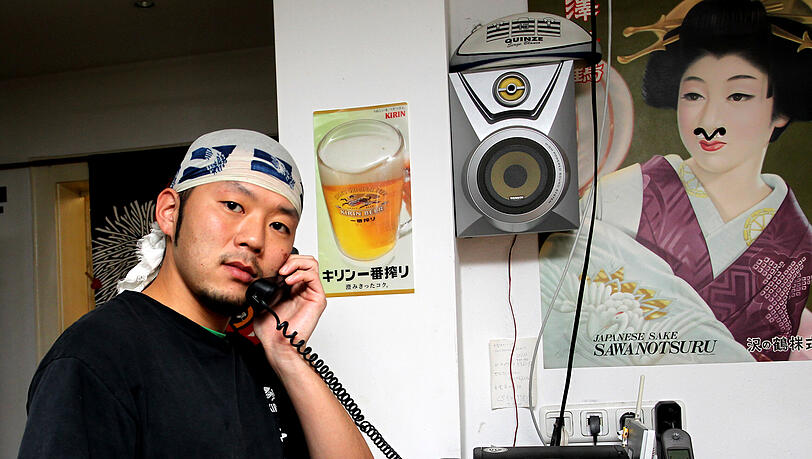 Auch Ryaichi Namiki in der
„J-Bar“ griff sofort zum Telefon. Auch Ryaichi Namiki in der
„J-Bar“ griff sofort zum Telefon.