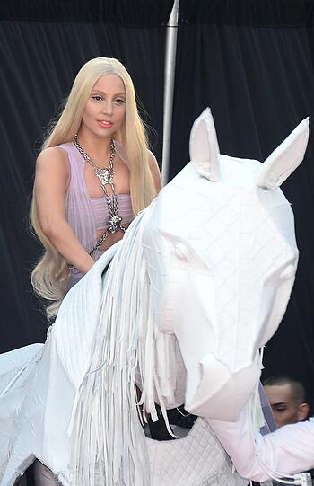 Lady Gaga auf dem roten Teppich. Sie kam auf einem unechten weißen Schimmel zu den American Music Awards.