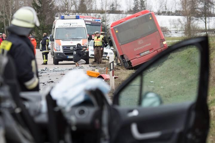Rettungskräfte am Unfallort auf der B 22 bei Pemfling.