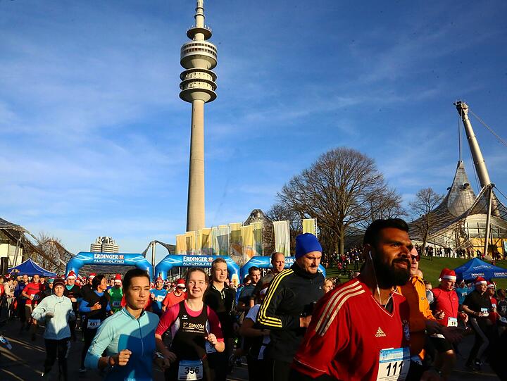 Am Samstag liefen mehr als 1.700 Münchner durch den Olympiapark. Die Bilder vom Nikolauslauf.