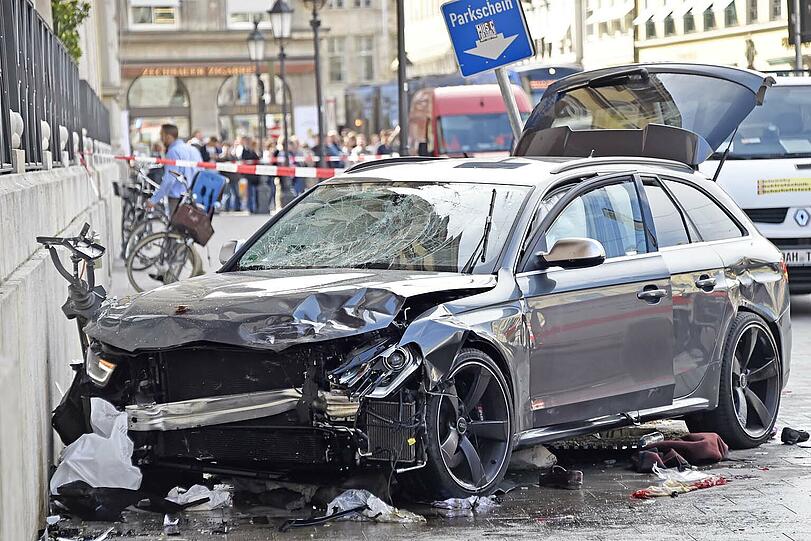 Bilder vom Horror-Unfall vor der Bayerischen Staatsopfer in der Maximilianstraße. Der Autofahrer erlitt einen epileptischen Anfall und erfasste eine Fußgängerin, die kurze Zeit später im Krankenhaus starb.