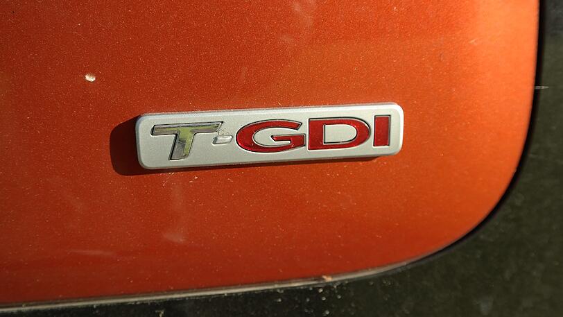 Das Schild mit der Aufschrift T-GDI weist auf die 204 PS starke Turbo-Variante hin.
