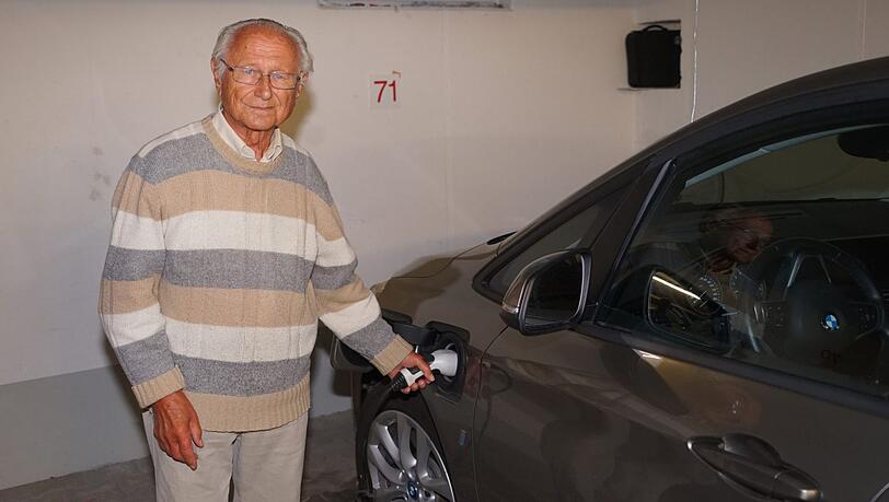 Richard Pfisterer mit seinem Hybrid-Auto in der Garage. Laden darf er seinen Wagen dort vorerst nicht mehr. Richard Pfisterer mit seinem Hybrid-Auto in der Garage. Laden darf er seinen Wagen dort vorerst nicht mehr.
