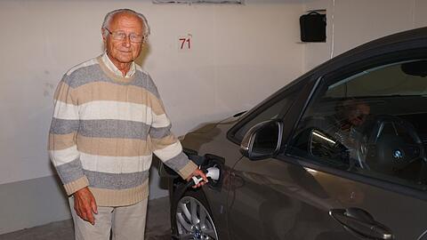 Richard Pfisterer mit seinem Hybrid-Auto in der Garage. Laden darf er seinen Wagen dort vorerst nicht mehr.