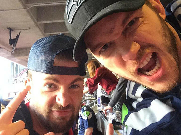 Im echten Leben Freunde, beim Football Rivalen: Chris Evans (l.) und Chris Pratt (r.)