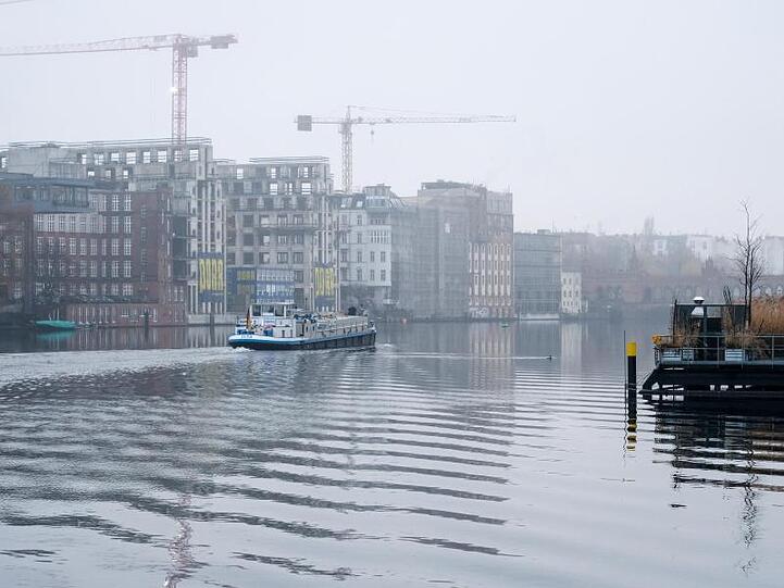 Die Spree nahe der Oberbaumbrücke in Berlin: Nach der Sommerdürre fließt das Wasser endlich wieder vorwärts.