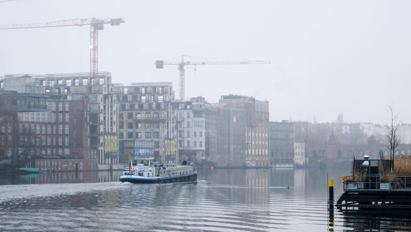Die Spree nahe der Oberbaumbrücke in Berlin: Nach der Sommerdürre fließt das Wasser endlich wieder vorwärts. Die Spree nahe der Oberbaumbrücke in Berlin: Nach der Sommerdürre fließt das Wasser endlich wieder vorwärts.