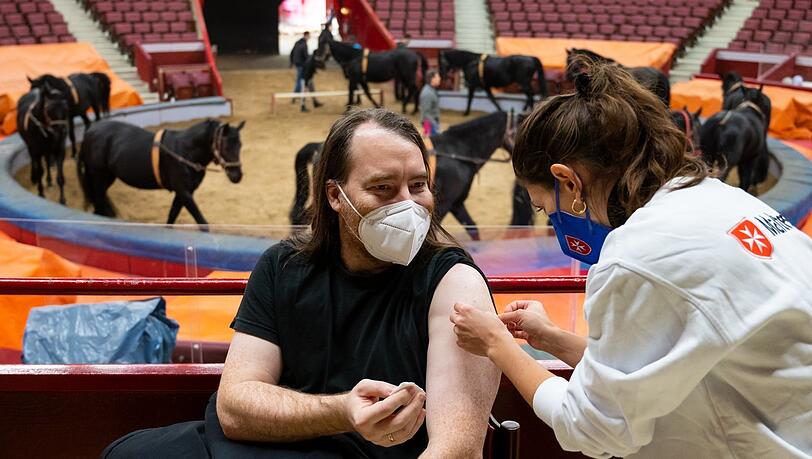 Impfärztin Caroline Klima impft im Circus Krone Thomas Frauendorfer.