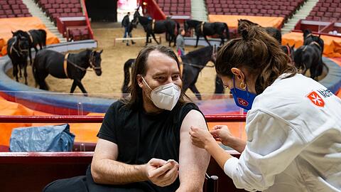 Impfärztin Caroline Klima impft im Circus Krone Thomas Frauendorfer.