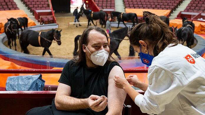 Impfärztin Caroline Klima impft im Circus Krone Thomas Frauendorfer.