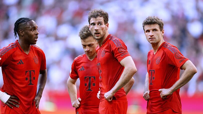 In eigener Abwesenheit beim Pokalspiel in Ulm bekommt Leon Goretzka (vorne) wertschätzende Worte von seinen (Noch-)Kollegen Joshua Kimmich (hinten) und Thomas Müller (r.). Neben den Bayern-Bossen legt auch DFB-Sportdirektor Rudi Völler einen Wechsel nahe.