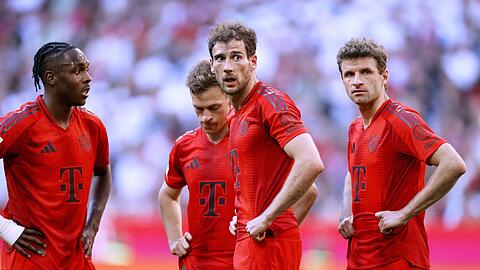In eigener Abwesenheit beim Pokalspiel in Ulm bekommt Leon Goretzka (vorne) wertschätzende Worte von seinen (Noch-)Kollegen Joshua Kimmich (hinten) und Thomas Müller (r.). Neben den Bayern-Bossen legt auch DFB-Sportdirektor Rudi Völler einen Wechsel nahe.