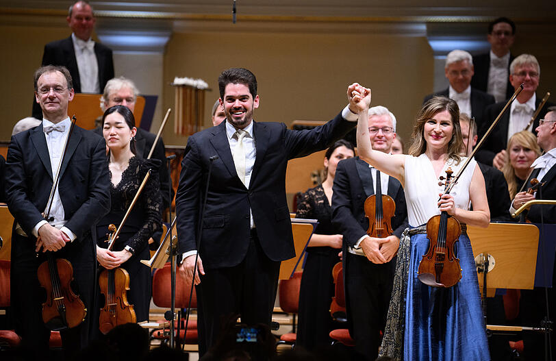 Lahav Shani mit der Geigerin Lisa Batiaschwili beim Musikfest Berlin im Konzerthaus Berlin.