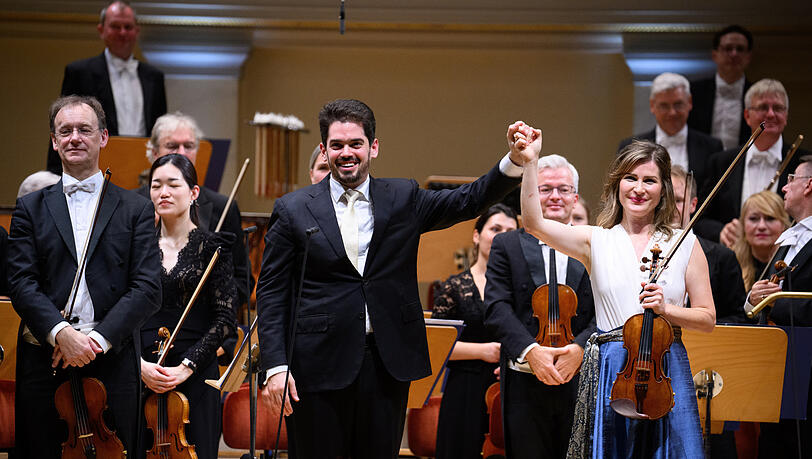 Lahav Shani mit der Geigerin Lisa Batiaschwili beim Musikfest Berlin im Konzerthaus Berlin.