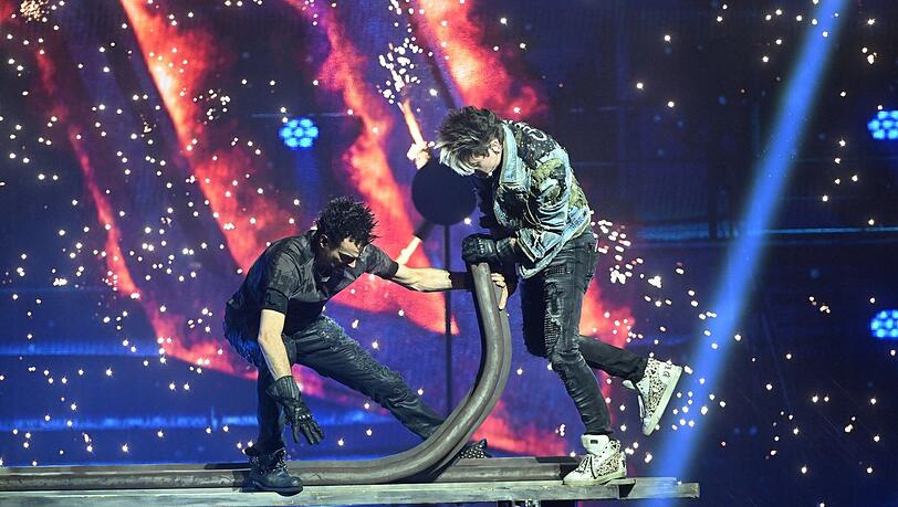 Die Ehrlich Brothers verbiegen Bahnschienen in der Olympiahalle.