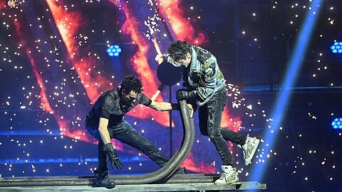 Die Ehrlich Brothers verbiegen Bahnschienen in der Olympiahalle.