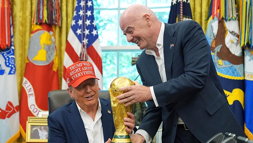 Donald Trump (l) und Gianni Infantino verstehen sich bestens. (Archivbild)