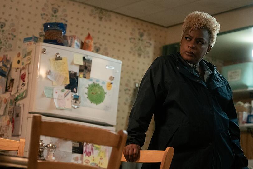 FBI-Agent Billie Rand (Aunjanue Ellis-Taylor) ist den Betrügern schon lange dicht auf den Fersen. FBI-Agent Billie Rand (Aunjanue Ellis-Taylor) ist den Betrügern schon lange dicht auf den Fersen.