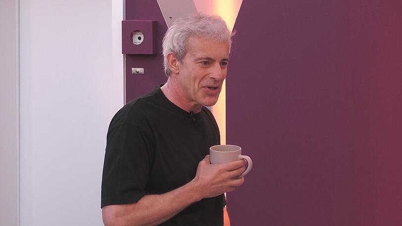 Gedeon Burkhard spricht bei "Promi Big Brother" offen über seine Beziehung zu seinen beiden Partnerinnen. Gedeon Burkhard spricht bei "Promi Big Brother" offen über seine Beziehung zu seinen beiden Partnerinnen.