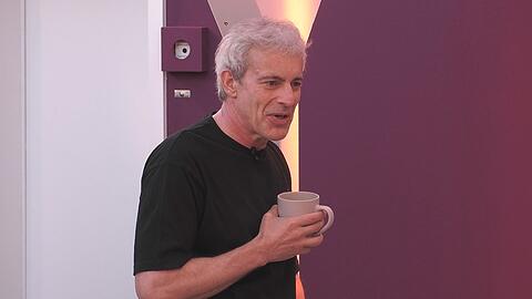 Gedeon Burkhard spricht bei "Promi Big Brother" offen &uuml;ber seine Beziehung zu seinen beiden Partnerinnen.