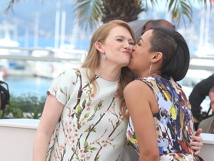Zum Knutschen: Mireille Enos und Rosario Dawson.