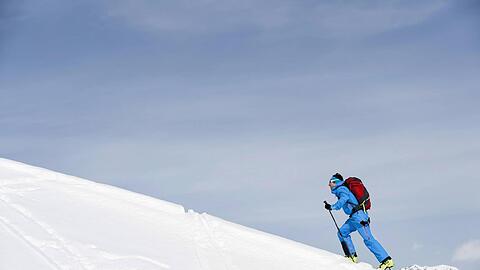 Hinauf durch den Tiefschnee &ndash; und dann hinunter, dass es pulvert: Dieser Sportler ist abseits der Piste in den Alpen unterwegs. Gerade für Einsteiger eignen sich aber auch präparierte Wege.
