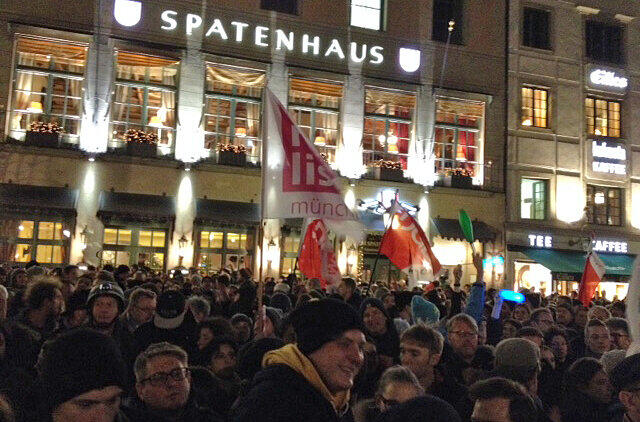Der Max-Joseph-Platz ist voll: Tausende Münchner versammeln sich vor der Staatsoper zur Kundgebung gegen die Pegida-Bewegung.