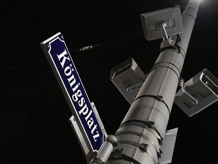 Mitten in Augsburg sind am Königsplatz Videoüberwachungskameras angebracht. Foto: Stefan Puchner/dpa