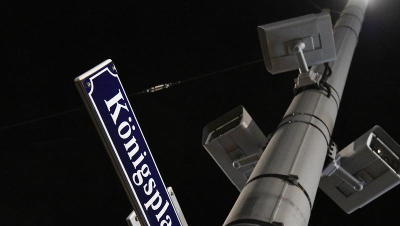 Mitten in Augsburg sind am Königsplatz Videoüberwachungskameras angebracht. Foto: Stefan Puchner/dpa Mitten in Augsburg sind am Königsplatz Videoüberwachungskameras angebracht. Foto: Stefan Puchner/dpa