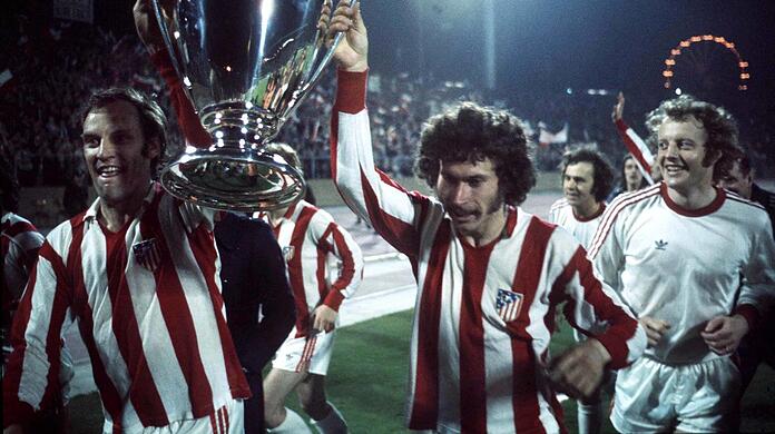 Franz "Bulle" Roth (l.) und Paul Breitner tragen in Atlético-Trikots den Landesmeister-Pokal durch das Brüsseler Heysel-Stadion.