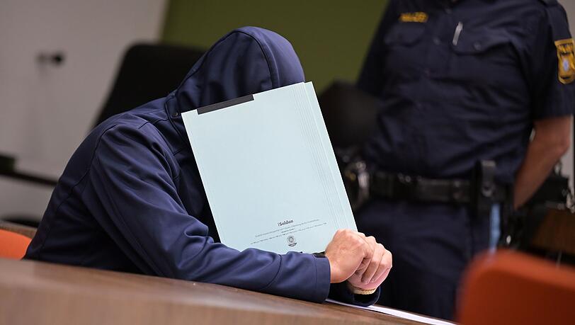 Der Angeklagte soll das Haus angezündet haben, in dem seine Ex-Freundin und der gemeinsame, damals einjährige Sohn wohnten.
