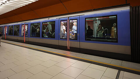 Bei ihrem Sturz geriet die Frau an der Station Marienplatz in den Spalt zwischen einer U-Bahn und dem angrenzenden Bahnsteig. (Archivbild)