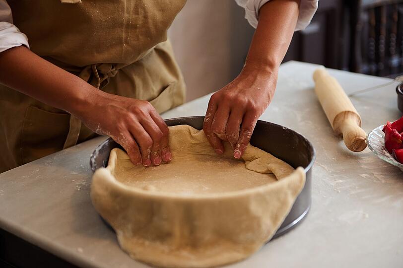 Auch Käsekuchen gelingt mit Hüttenkäse statt Quark. Dafür müssen Sie zuerst den Kuchenboden vorbereiten. Für den Mürbeteig mixen Sie 400 Gramm helles Dinkelmehl mit 100 Gramm Zucker und 200 Gramm kalter Butter. Mit den Fingern die Butter ins Mehl reiben, bis ein krümeliger Teig entsteht. Danach geben Sie den Teig in eine eingefettete Springform oder auf ein Backblech mit Backpapier und drücken ihn gleichmäßig fest. Dabei einen kleinen Rand formen. Auch Käsekuchen gelingt mit Hüttenkäse statt Quark. Dafür müssen Sie zuerst den Kuchenboden vorbereiten. Für den Mürbeteig mixen Sie 400 Gramm helles Dinkelmehl mit 100 Gramm Zucker und 200 Gramm kalter Butter. Mit den Fingern die Butter ins Mehl reiben, bis ein krümeliger Teig entsteht. Danach geben Sie den Teig in eine eingefettete Springform oder auf ein Backblech mit Backpapier und drücken ihn gleichmäßig fest. Dabei einen kleinen Rand formen.
