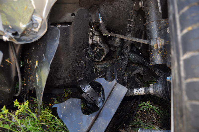 Auf dem gegenüberliegenden Grünstreifen würde der Fahrer von drei Jungbäumen gebremst.