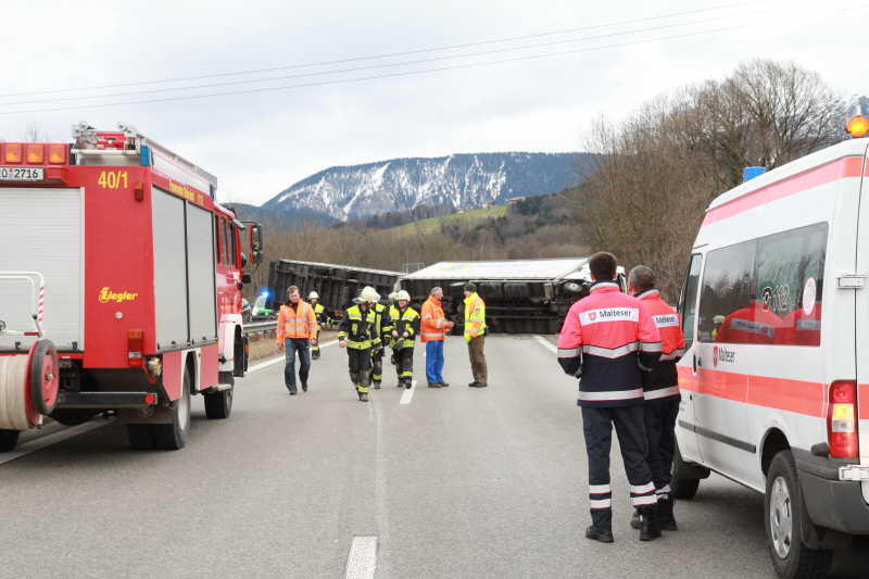 Am Freitag stürmte es so gewaltig, dass auf der A8 im Landkreis Rosenheim ein Lkw umgweht wurde und quer über die Fahrbahn kippte.
