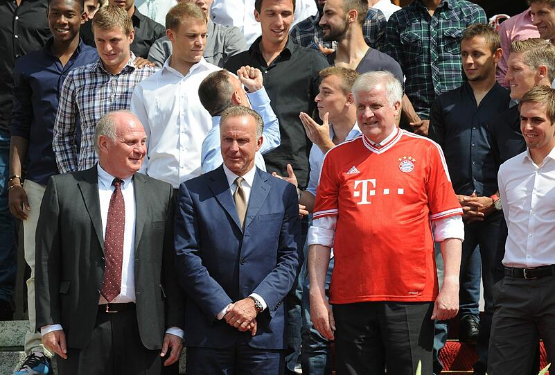 Horst Seehofer lud die Bayern anlässlich des Triumphes in der Vorsaison ein. Hier die Bilder vom offiziellen Empfang in der Staatskanzlei.