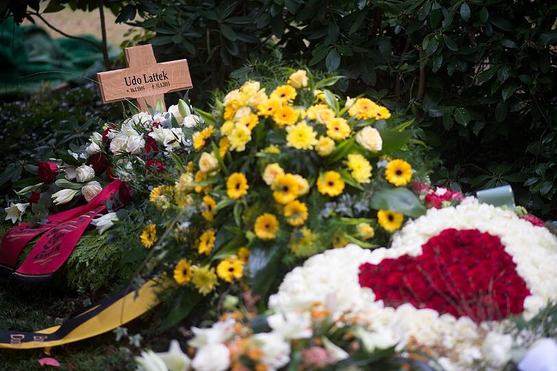 Blumen auf dem Grab: Udo Lattek wurde neben seinem geliebten Sohn begraben.