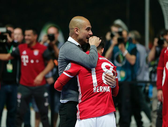 Herzen sie sich bald in Manchester? Pep Guardiola und Juan Bernat.