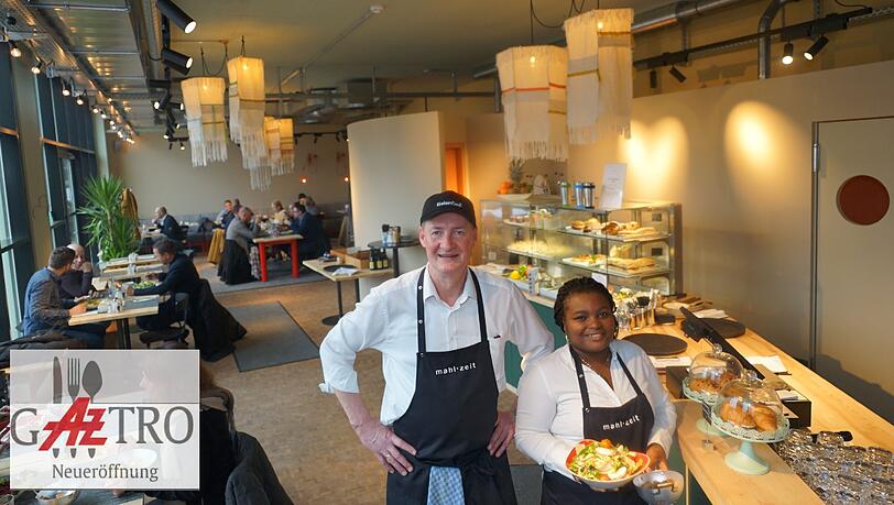 Betriebsleiter Reinhard Pöls und Thekenkraft Tijoux Kuanzambi im neu eröffneten BalanDeli auf dem Campus der Ideen. Betriebsleiter Reinhard Pöls und Thekenkraft Tijoux Kuanzambi im neu eröffneten BalanDeli auf dem Campus der Ideen.