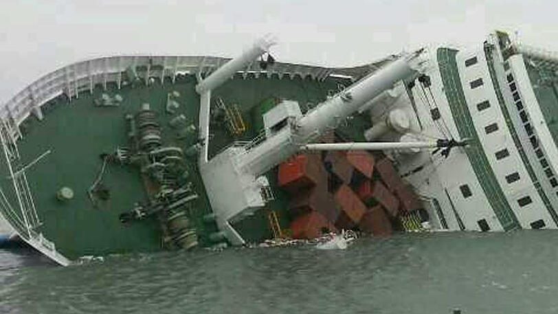 Hubschrauber fliegen am 16.04.2014 über der verunglückten Fähre "Sewol": Bei dem Unglück konnten sich nur 172 Menschen retten. 295 Leichen wurden geborgen, neun Menschen gelten als vermisst.
