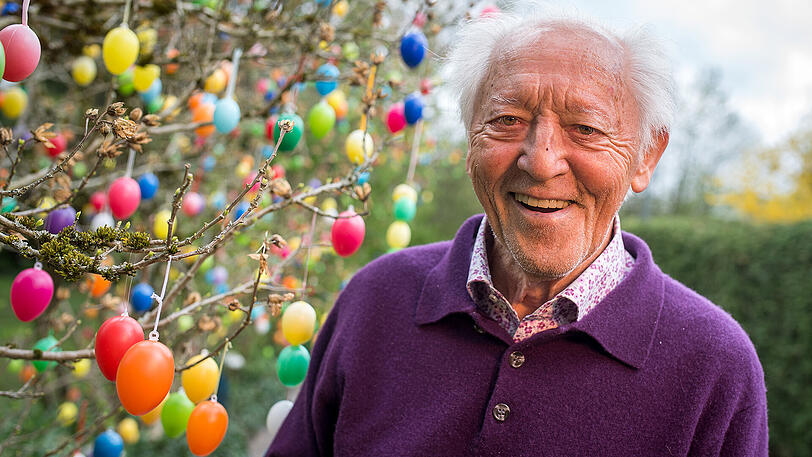 Walter Aumüller hängt in seinem Garten 1100 bunte Osterei auf.