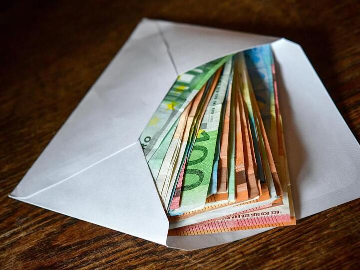1364 Euro Bargeld horten die Deutschen im Schnitt zu Hause oder in Bankschließfächern.