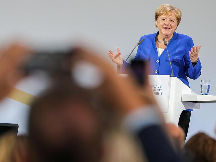 Bundeskanzlerin Angela Merkel(CDU) spricht auf der ersten Nationalen Luftfahrtkonferenz auf dem Flughafen Leipzig-Halle.