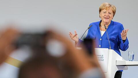 Bundeskanzlerin Angela Merkel(CDU) spricht auf der ersten Nationalen Luftfahrtkonferenz auf dem Flughafen Leipzig-Halle.