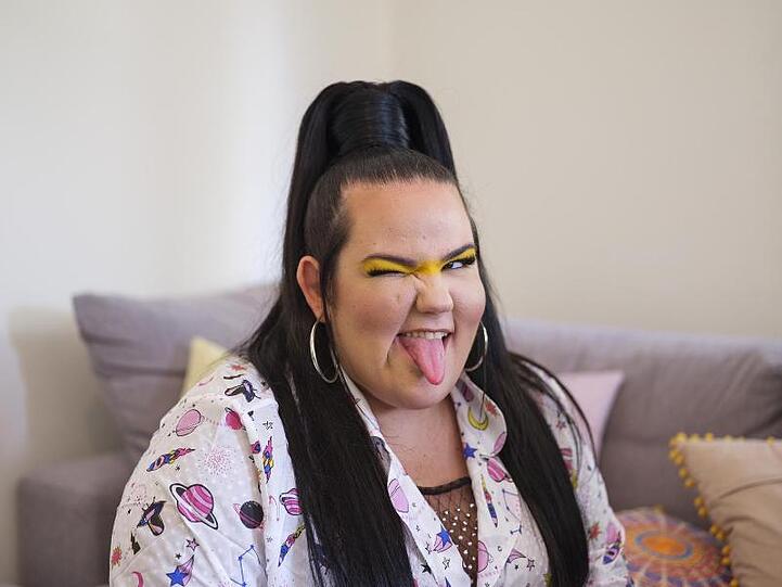 Sängerin Netta Barzilai beim Interview mit der Deutschen Presse-Agentur (dpa).