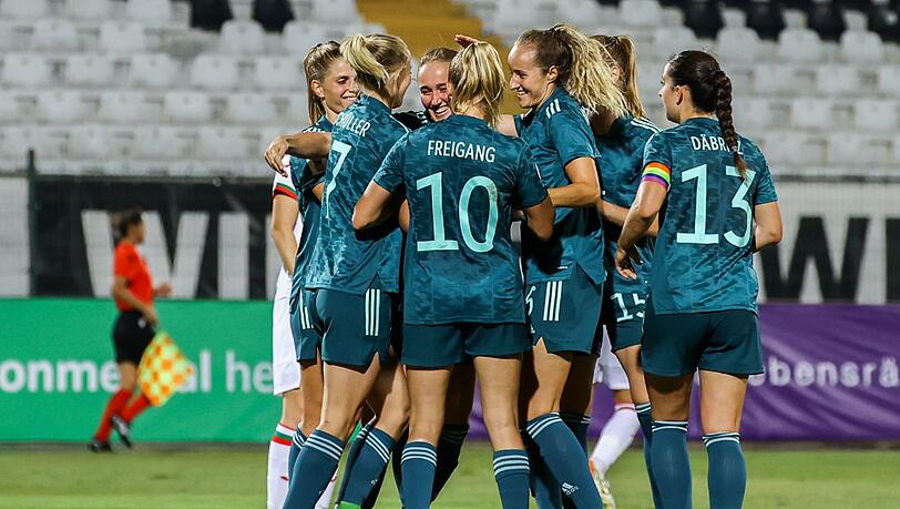 Deutschlands Fußball-Frauen feierten zum Abschluss der WM-Quali einen Kantersieg in Bulgarien.