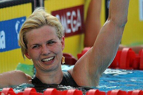 Britta Steffen freut sich über ihren Sieg über 100 Meter Freistil