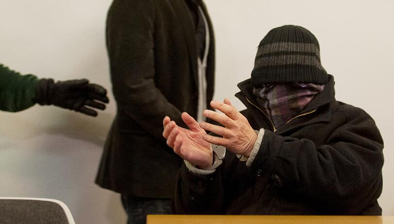 Der Angeklagte Hans B. sitzt am Mittwoch (21.12.2011) im Saal des Landgerichts in Landshut (Niederbayern). Der 58-jährige Deutsche soll in Haiti mehrfach einen Buben sexuell missbraucht und das Kind schließlich gemeinsam mit einem 27 Jahre alten Mitangeklagten nach Deutschland verschleppt haben.
