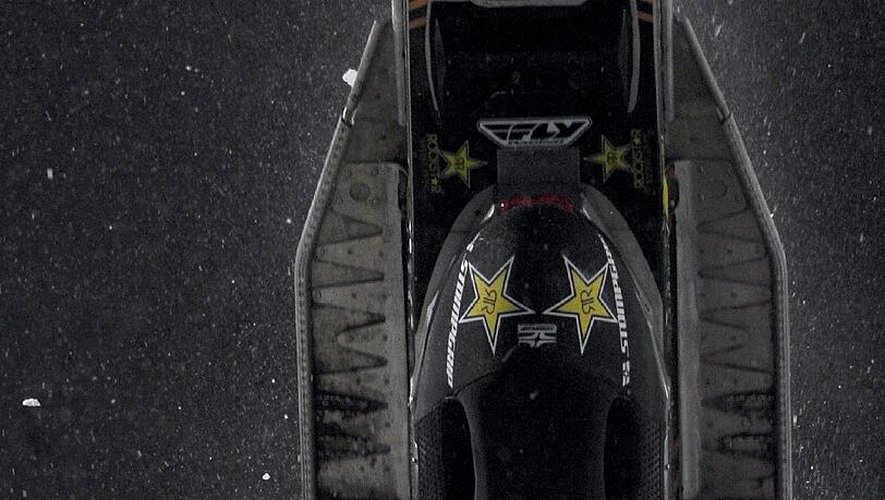 Der Amerikaner wollte einen Rückwärtssalto mit seinem Snowmobil hinlegen... Der Amerikaner wollte einen Rückwärtssalto mit seinem Snowmobil hinlegen...